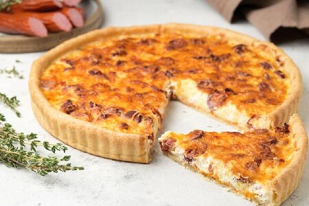 Пирог с картофелем и охотничьими колбасками