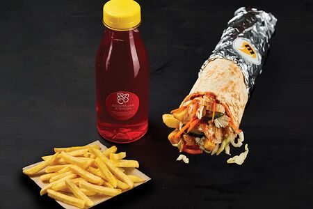 Шаурма и фри и напиток