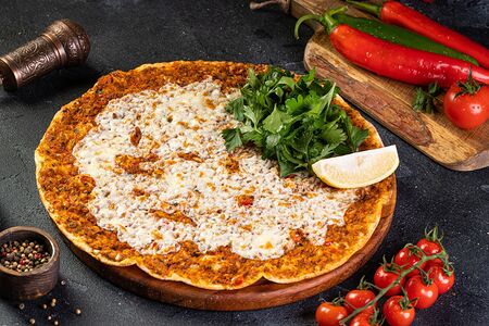 Лахмаджун с сыром