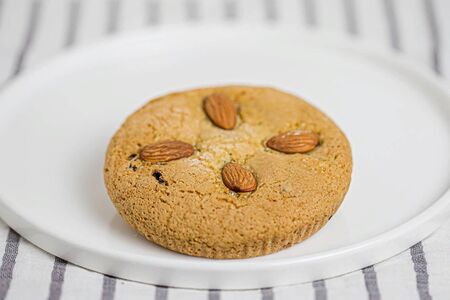 Кукис с миндалем и горьким шоколадом