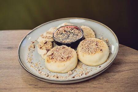 Сырники с бананом, миндалём и джемом