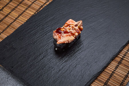 Суши запеченные с лососем