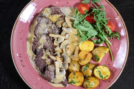 Медальоны из говяжьего филе под сливочно-грибным соусом