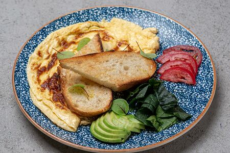 Омлет с розовыми томатами и моцареллой