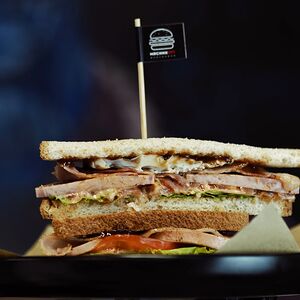 Сэндвич с ветчиной и беконом