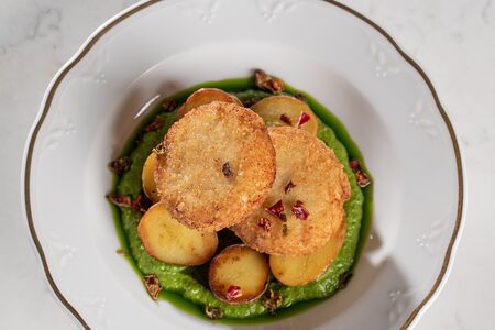 Щучьи котлеты со сливочным соусом и бэби картофелем