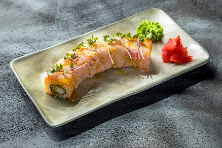 Ролл с опаленным лососем и манго