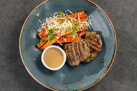 Медальоны из телятины с бататом фри