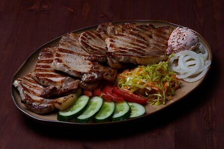 Набор из кусочков cвинoй шеи и овощей