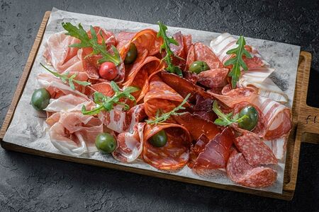 Ассорти мясных деликатесов