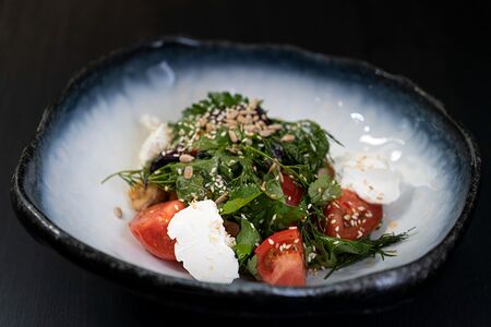 Салат с хрустящим баклажаном и сливочным сыром