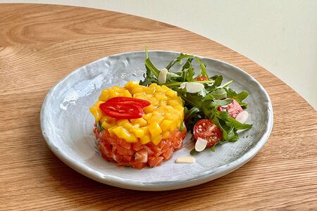 Тартар с лососем, манго и юдзу