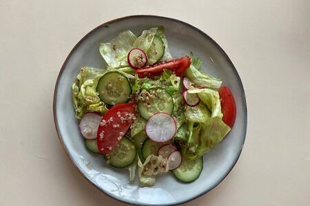 Салат с киноа и салатными листьями