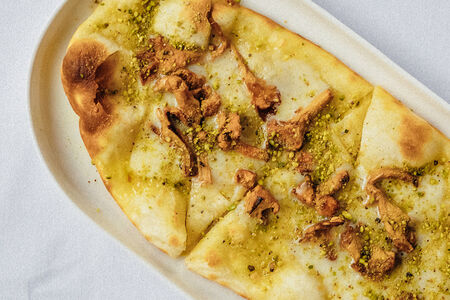 Лепешка c сыром и лисичками