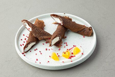 Шоколадные блинчики со сливочно-кокосовым кремом