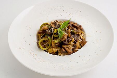 Феттуччине с куриной грудкой и овощами