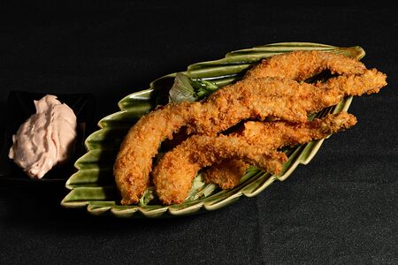 Креветки темпура со сливовым соусом