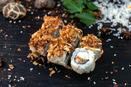 Дракон С Лососем, Угрём И Хрустящим Луком