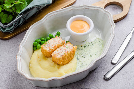 Краб кейк с картофельным пюре и соусом манго-чили