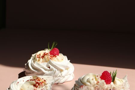 Пирожное Павлова с малиной