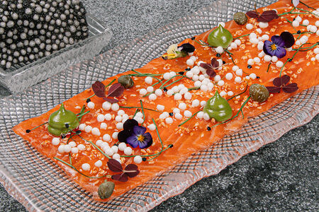 Карпаччо из лосося с икрой из хрена