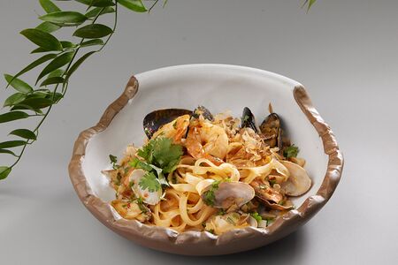 Рисовая лапша Wok с морепродуктами под Шёпотом Самурая