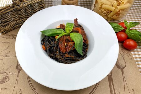 Спагетти Нери с креветками и вялеными томатами