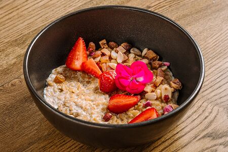 Овсяная каша с ягодами на молоке