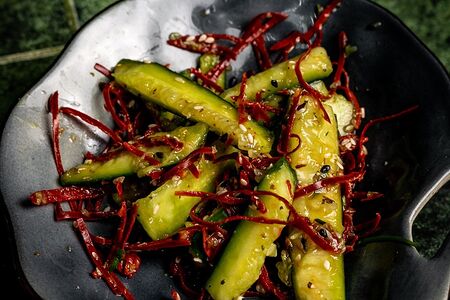 Жареные огурцы по-японски с рисовыми шариками