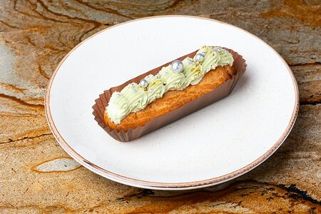 Эклер фисташковый