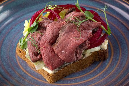 Сморреброд с ростбифом из оленины