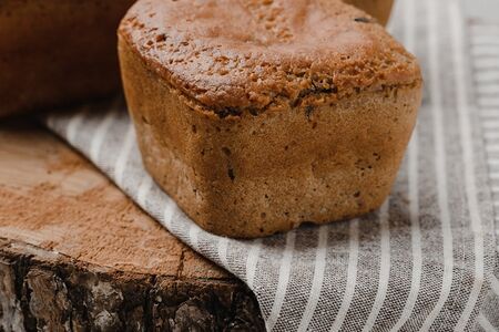 Булочка с зеленой гречкой и черносливом без глютена