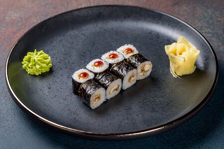 Маки с угрем