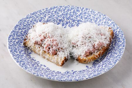 Тартар из говядины на хлебе тартин