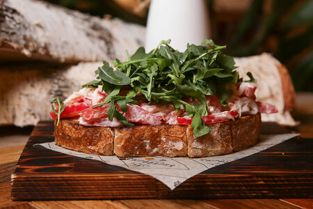 Брускетта с камчатским крабом