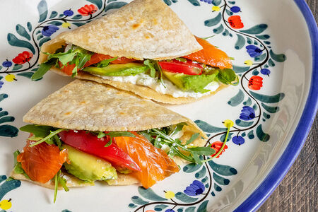 Пьядина с форелью и авокадо