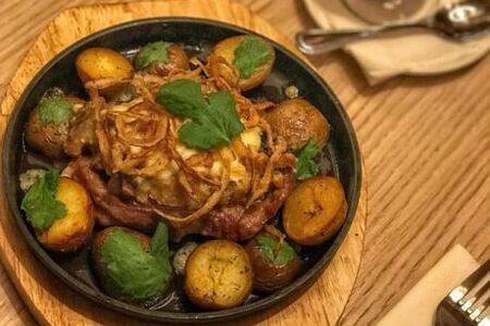 Свинина по-деревенски с молодым картофелем