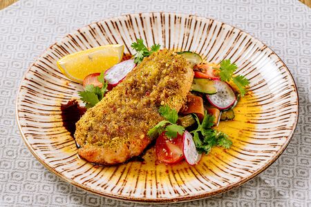 Лосось под хрустящей корочкой с овощами