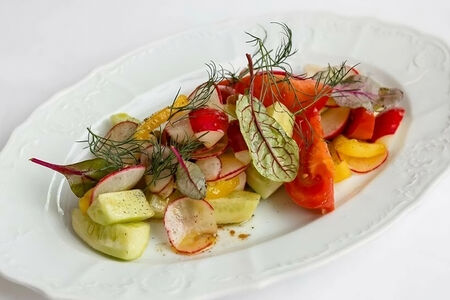 Салат из свежих овощей с редисом, укропом и фундуком