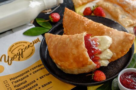 Чебурек с клубникой и бананом