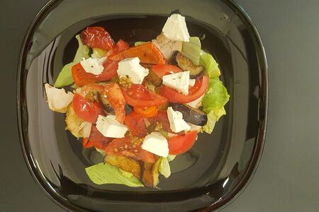 Теплый салат с запеченными овощами, куриной грудкой и брынзой