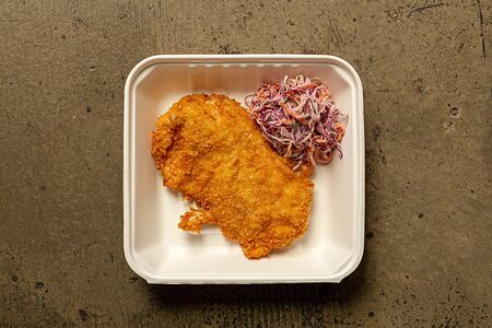 Шницель из индейки с салатом