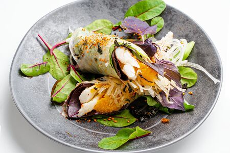 Спринг-роллы с манго и креветками с соусом свит-чили