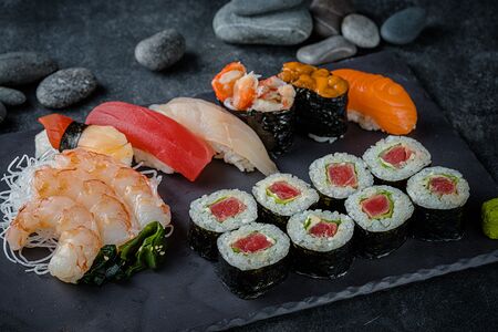 Ассорти суши, сашими, роллы, варунори