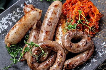 Ассорти колбасок с тушеной капустой