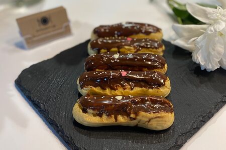 Эклер с ванильным кремом