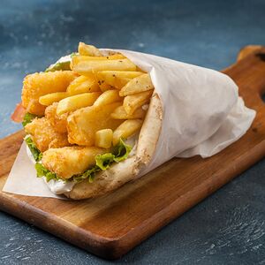 Пита с сыром халуми, жаренным на гриле