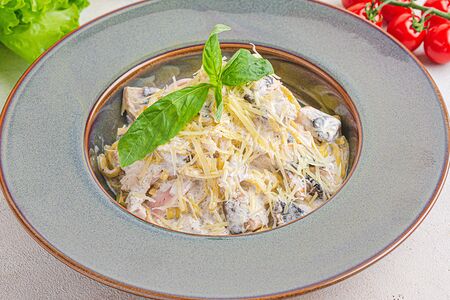 Феттуччине с цыпленком, грибами и ветчиной