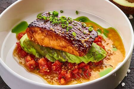 Палтус с авокадо и томатами