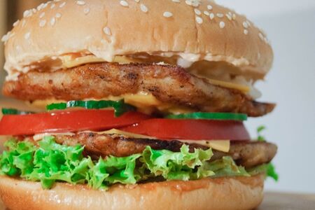 Чикен бургер с халапеньо